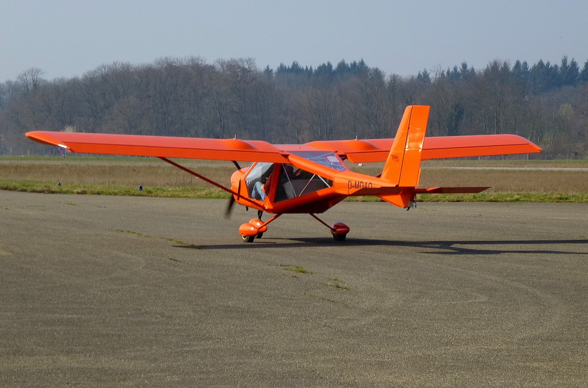 Leichtflugzeug D-MDAQ auf dem Weg zur Startbahn am Freiburger Flugplatz, Mrz 2014