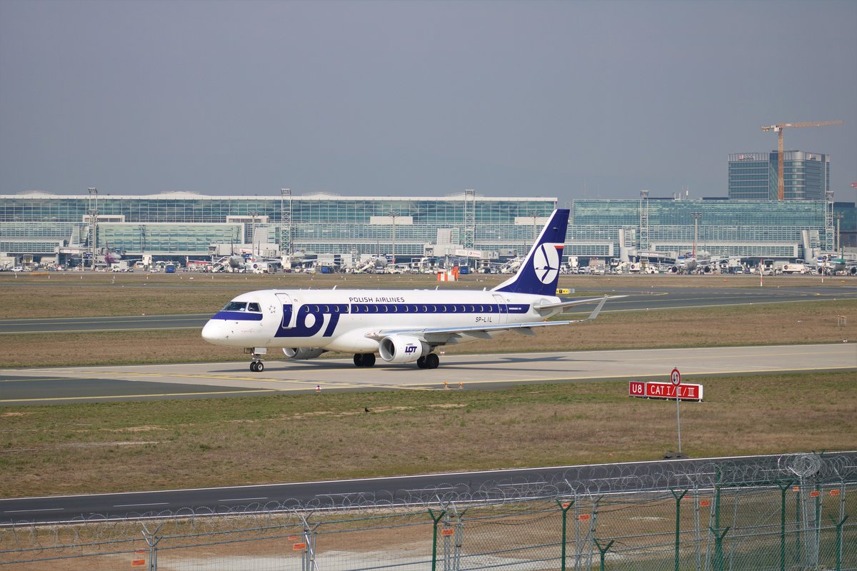 LOT Flugzeug SP-LIL am 23.03.19 in Frankfurt am Main Flughafen 