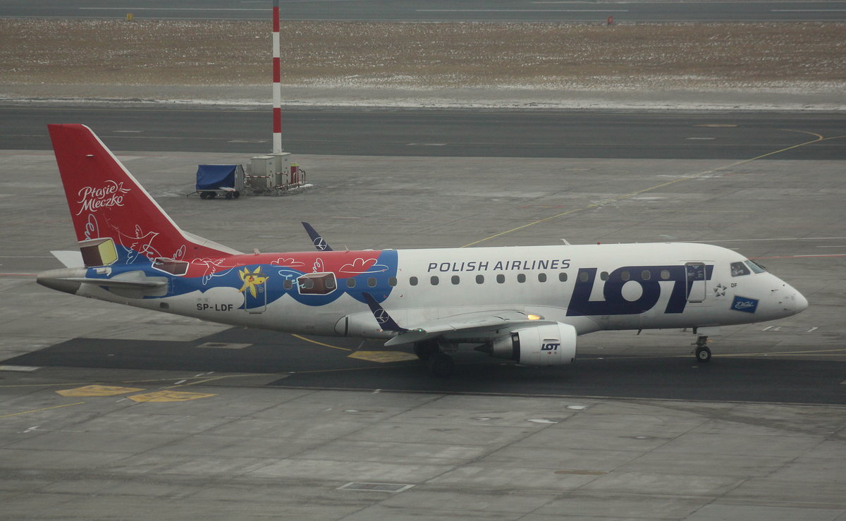 LOT Polish Airlines, SP-LDF (c/n 170000035),Embraer ERJ170-100LR, 12.02.2017, WAW-EPWA, Warszawa, Polen(Ptasie Mleczko livery) 