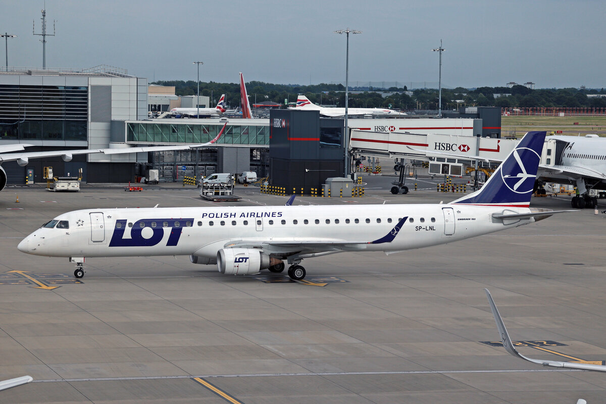 LOT Polish Airlines, SP-LNL, Embraer ERJ-195LR, msn: 19000382, 08.Juli 2023, LHR London Heathrow, United Kingdom.