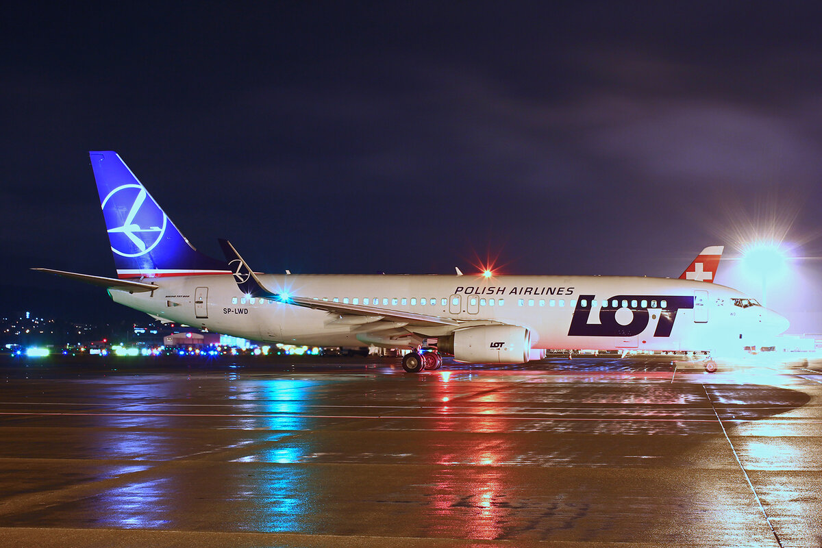 LOT Polish Airlines, SP-LWD, Boeing B737-89P, msn: 32802/1725, 26.Dezember 2021, ZRH Zürich, Switzerland.