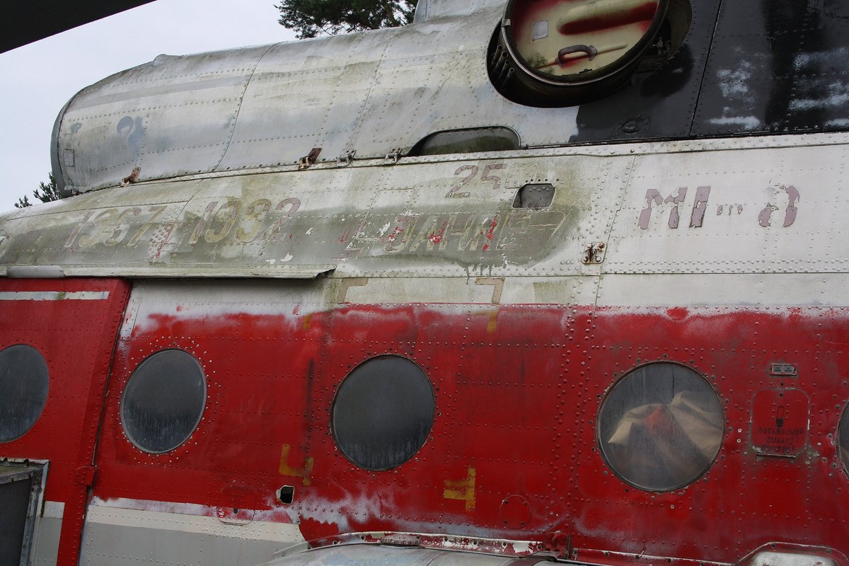 Luftfahrtmuseum Finowfurt - Mi-8 mit verblassender Sonderbemalung anlässlich 25 Jahre Mi-8 1967 - 1992 /  15.07.2020 - leider ein Regentag. Keine Kennung erkennbar gewesen.