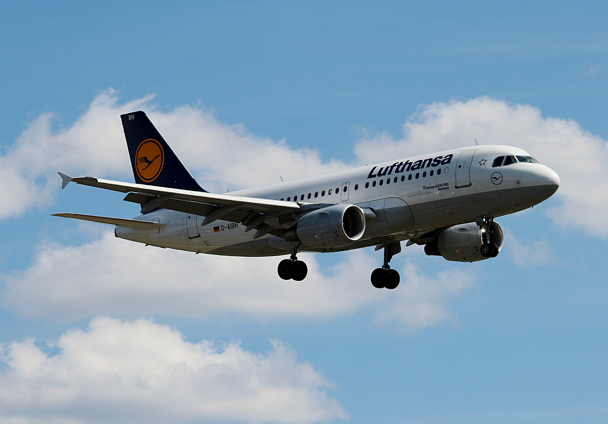 Lufthansa A 319-112 D-AIBH  Herborn  bei dr Landung in Berlin-Tegel am 20.07.2015