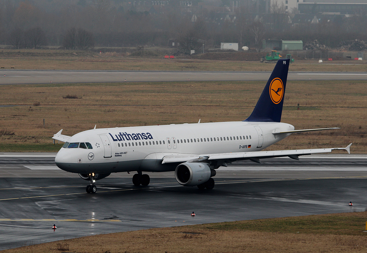 Lufthansa A 320-211 D-AIPB  bei der Ankunft in Dsseldorf am 10.03.2015