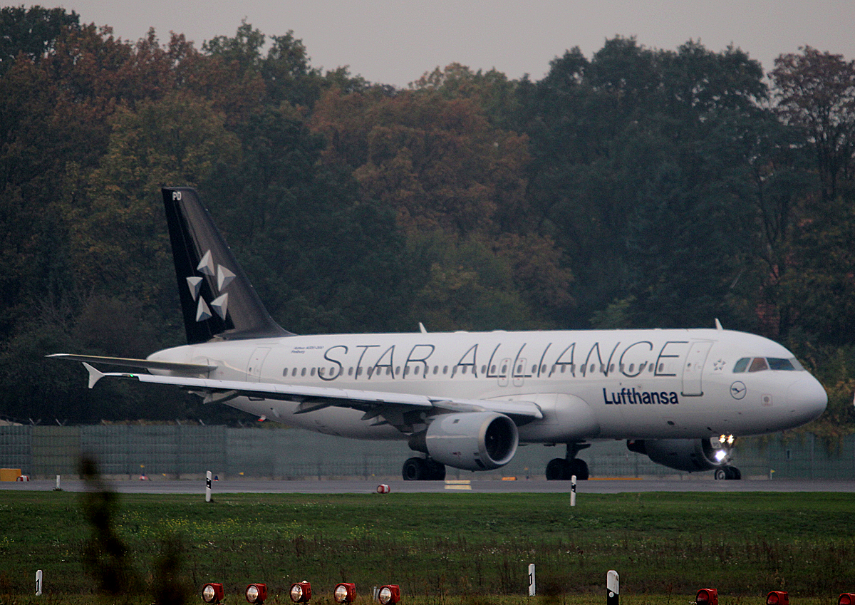 Lufthansa A 320-211 D-AIPD kurz vor dem Start in Berlin-Tegel am 26.10.2014