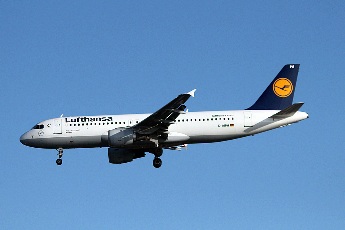 Lufthansa A 320-211 D-AIPK  Mnster  bei der Landung in Berlin-Tegel am 08.03.2014