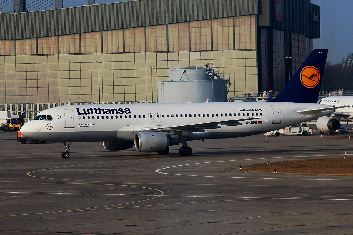 Lufthansa A 320-211 D-AIPR am 10.03.2015 auf dem Flughafen Berlin-Tegel