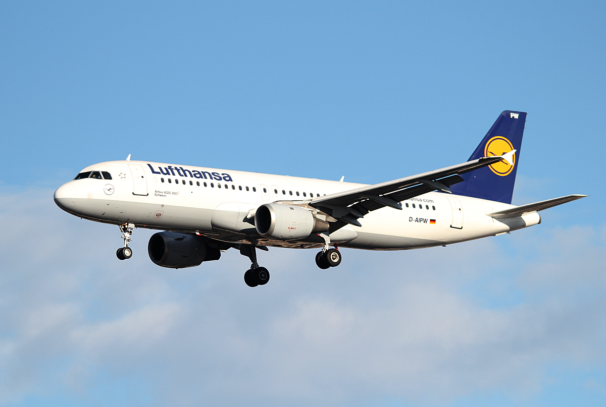 Lufthansa A 320-211 D-AIPW  Schwerin  bei der Landung in Berlin-Tegel am 11.01.2014
