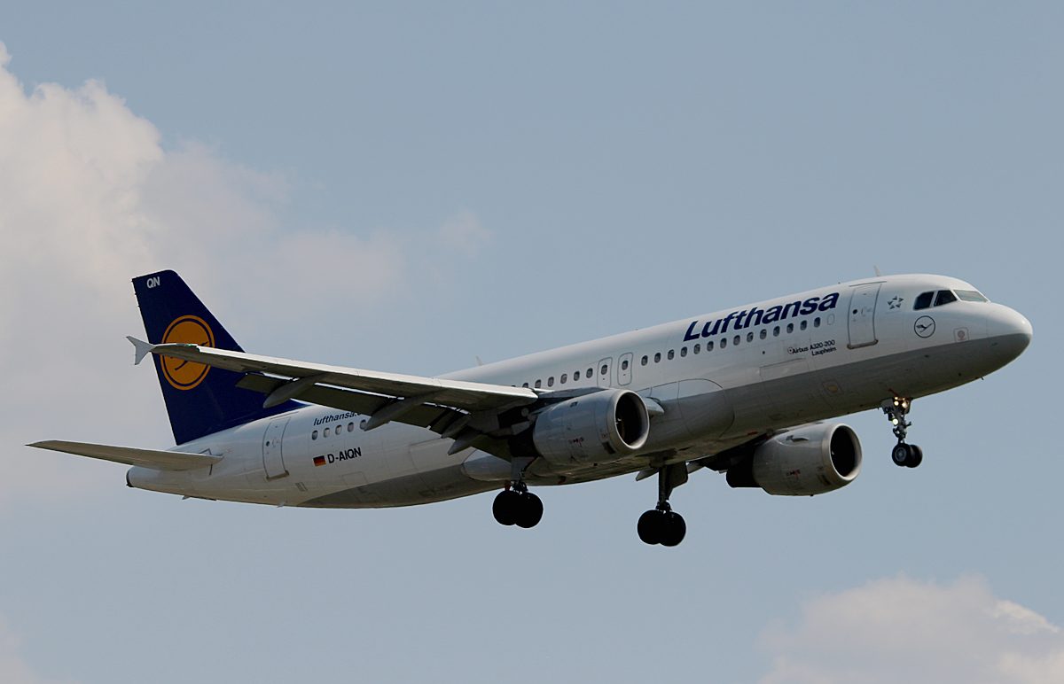 Lufthansa A 320-211 D-AIQN bei der Landung in Berlin-Tegel am 08.08.2014