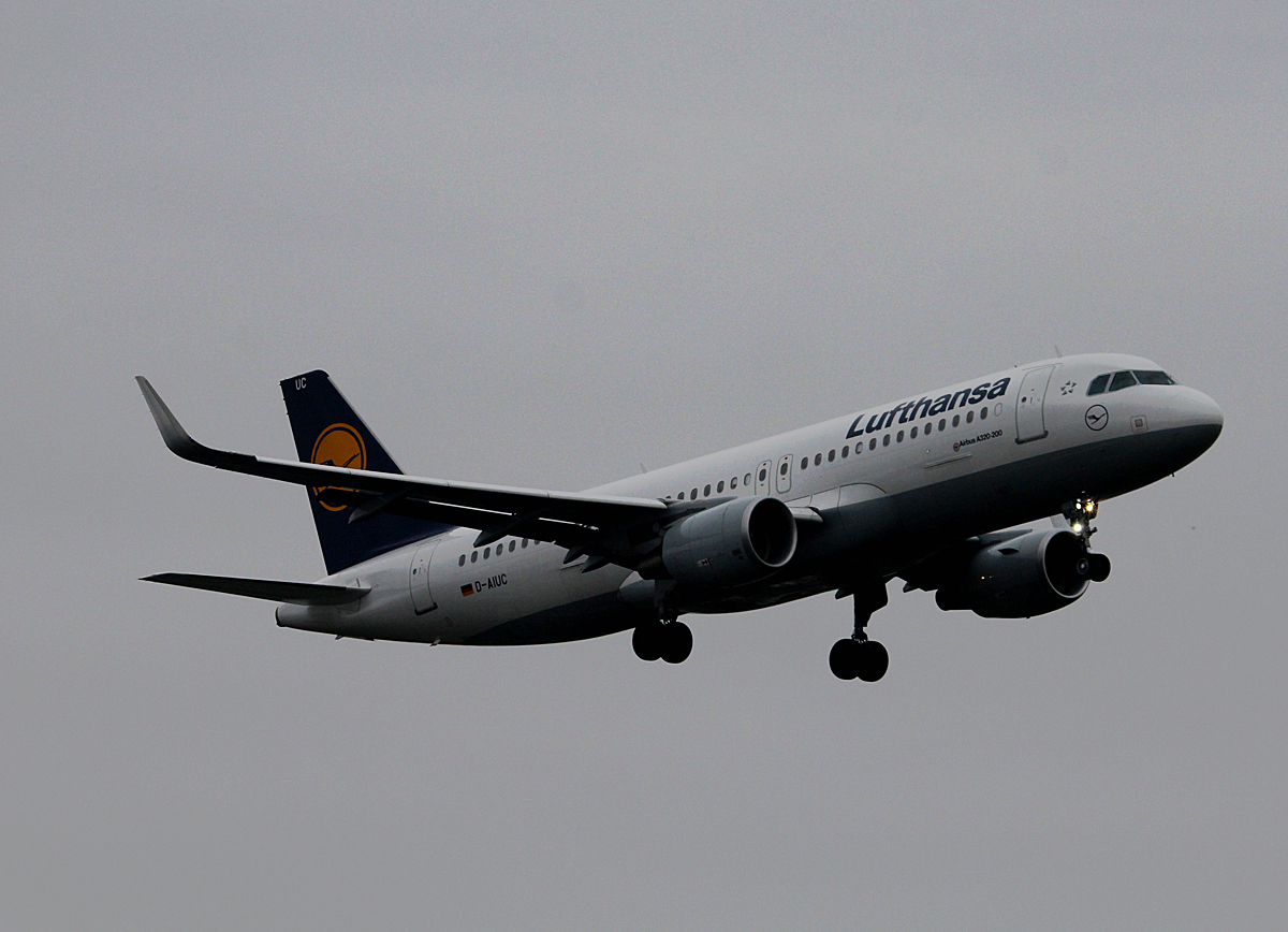Lufthansa A 320-214 D-AIUC bei der Landung in Berlin-Tegel am 26.10.2014