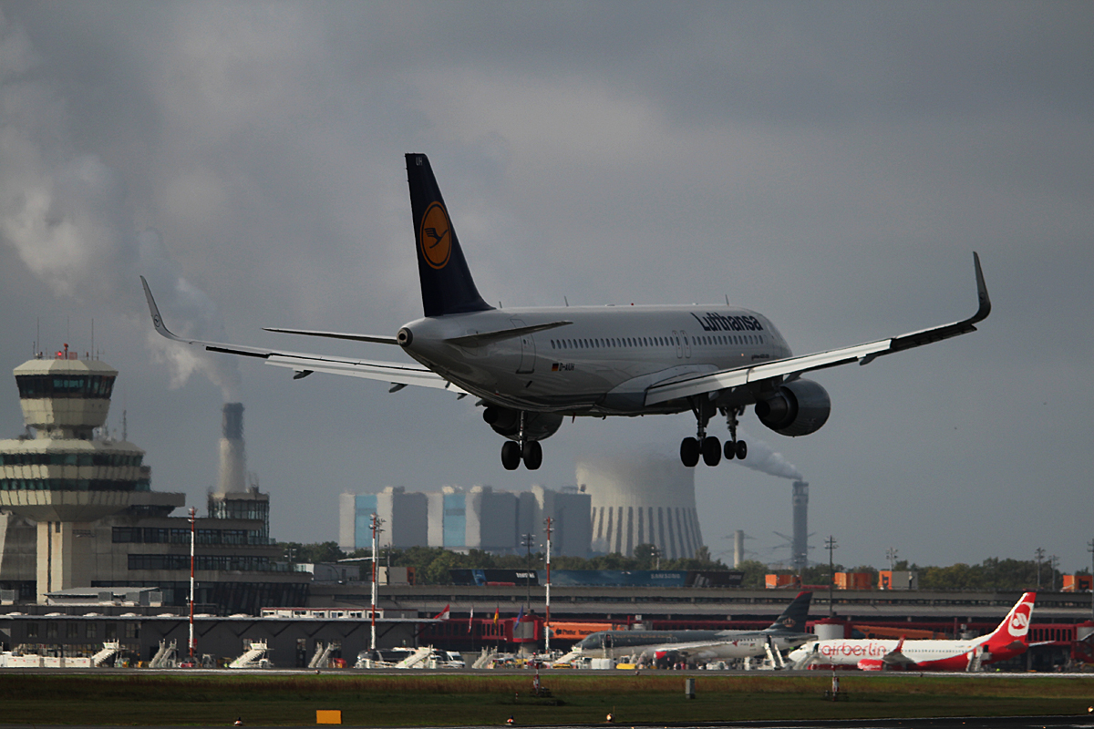 Lufthansa A 320-214 D-AIUH bei der Landung in Berlin-Tegel am 27.09.2014