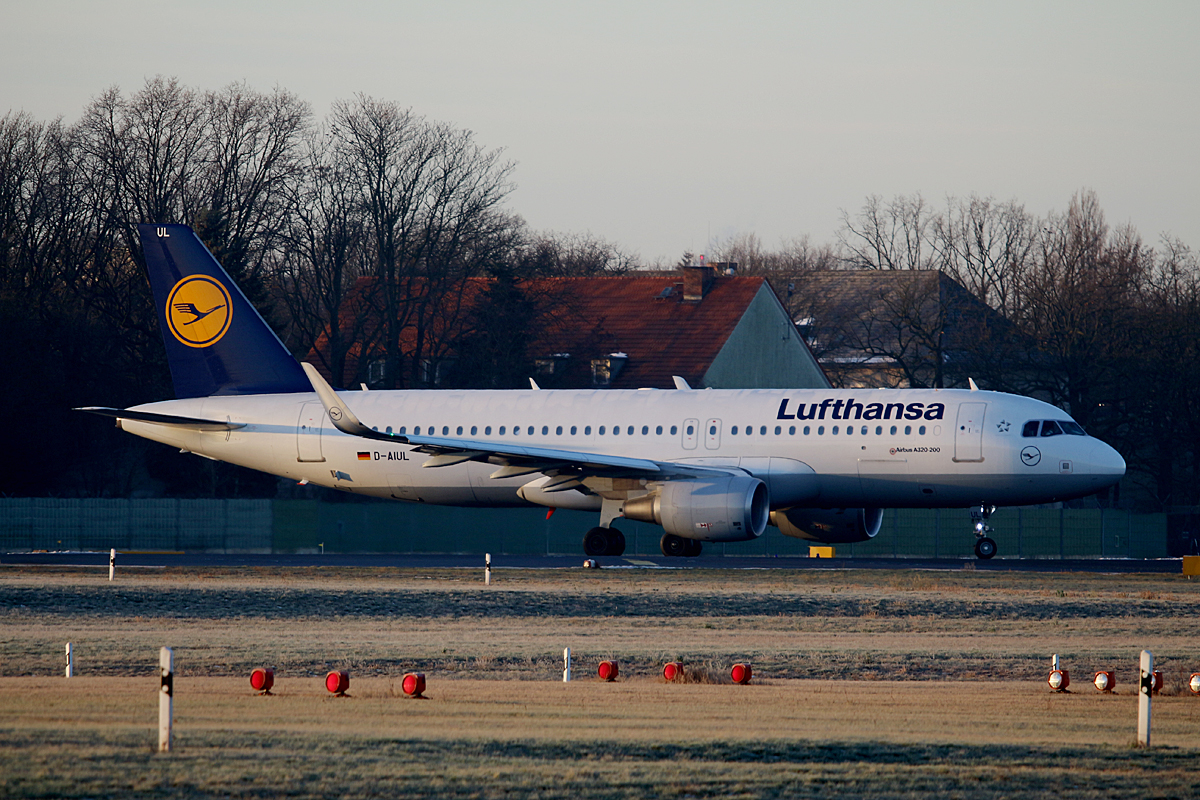 Lufthansa A 320-214 D-AIUL kurz vor dem Start in Berlin-Tegel am 09.01.2016