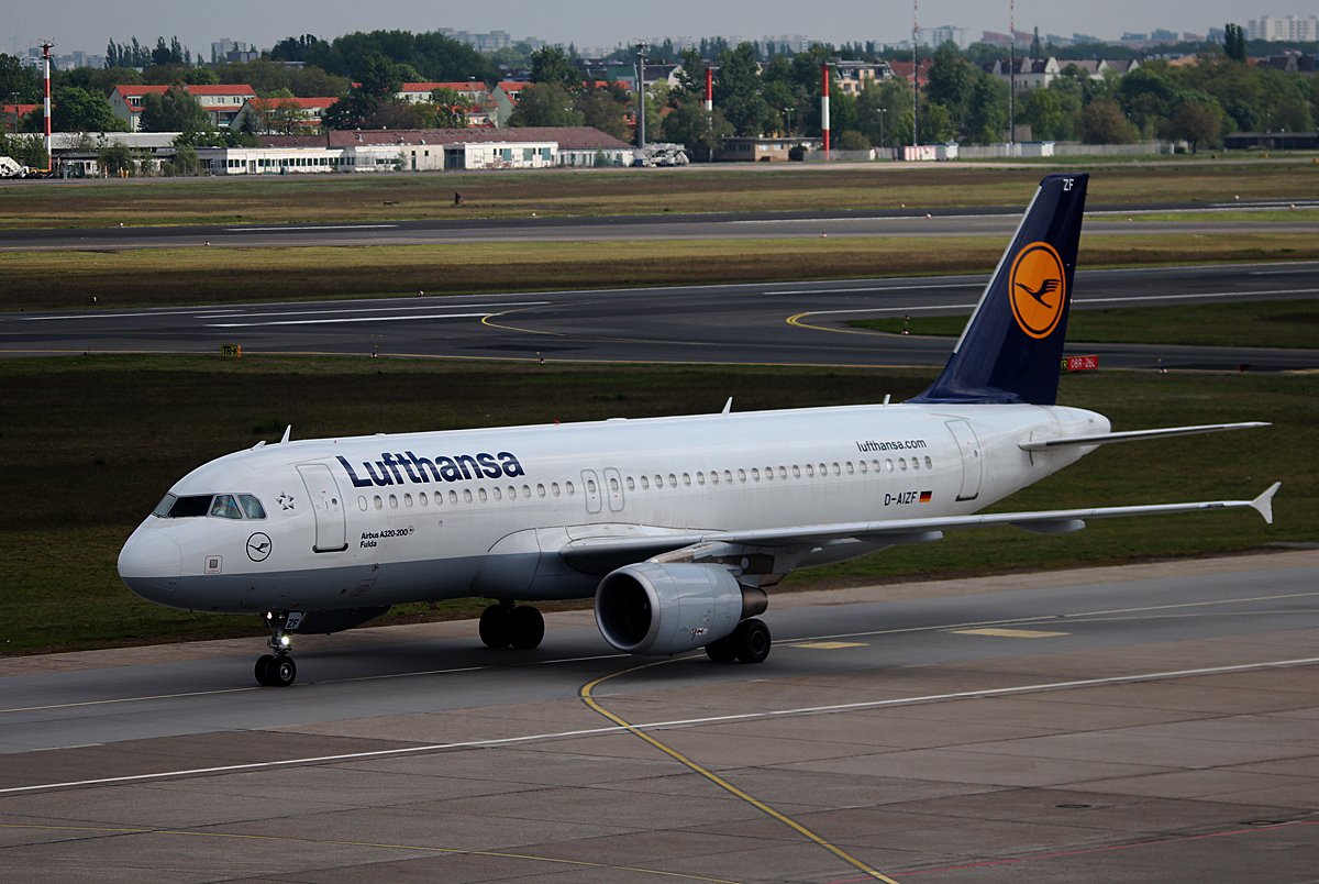 Lufthansa A 320-214 D-AIZF  Fulda  bei der Ankunft in Berlin-Tegel am 27.04.2014
