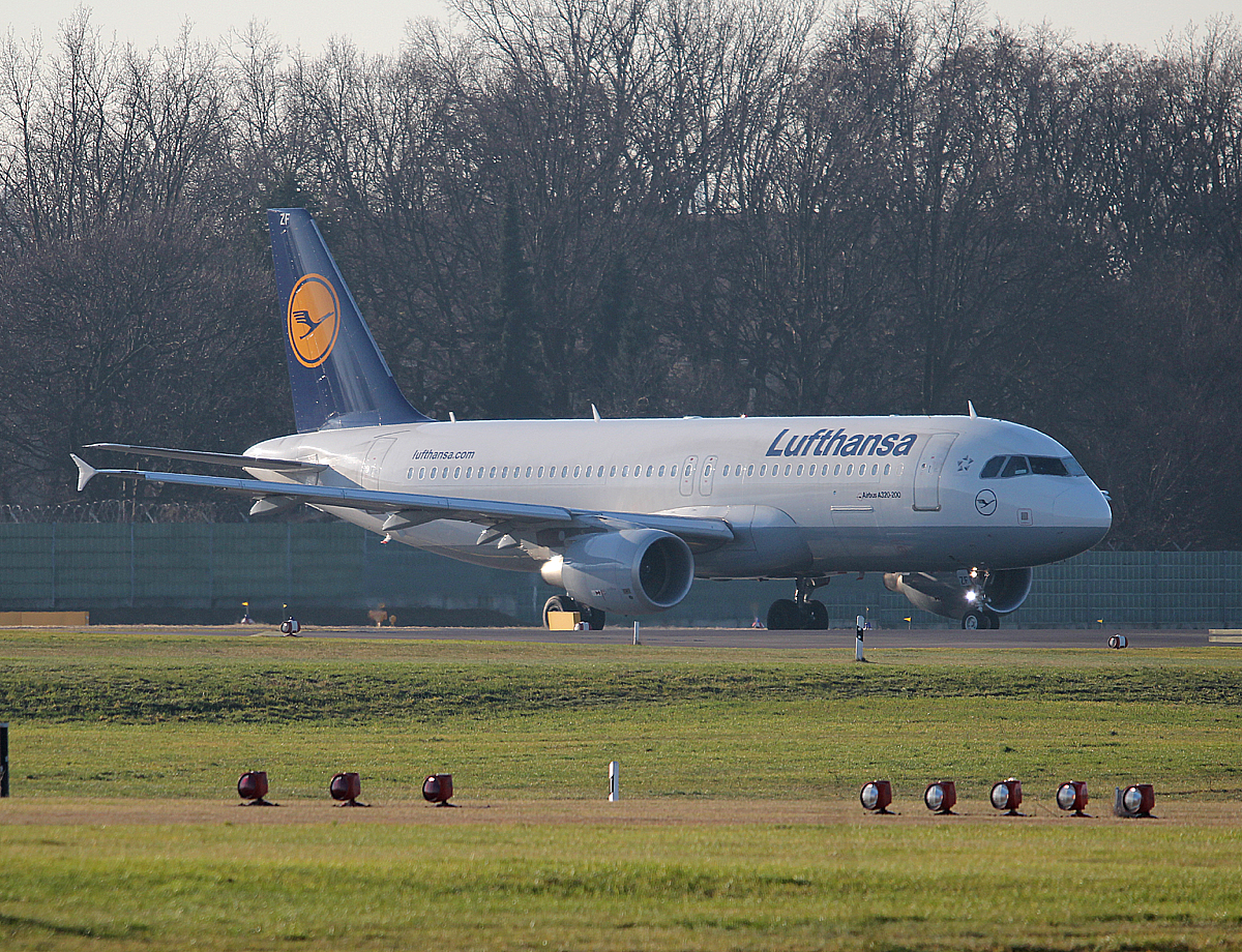 Lufthansa A 320-214 D-AIZF kurz vor dem Start in Berlin-Tegel am 30.12.2013