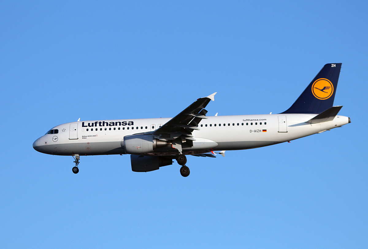 Lufthansa A 320-214 D-AIZH bei der Landung in Berlin-Tegel am 22.02.2014