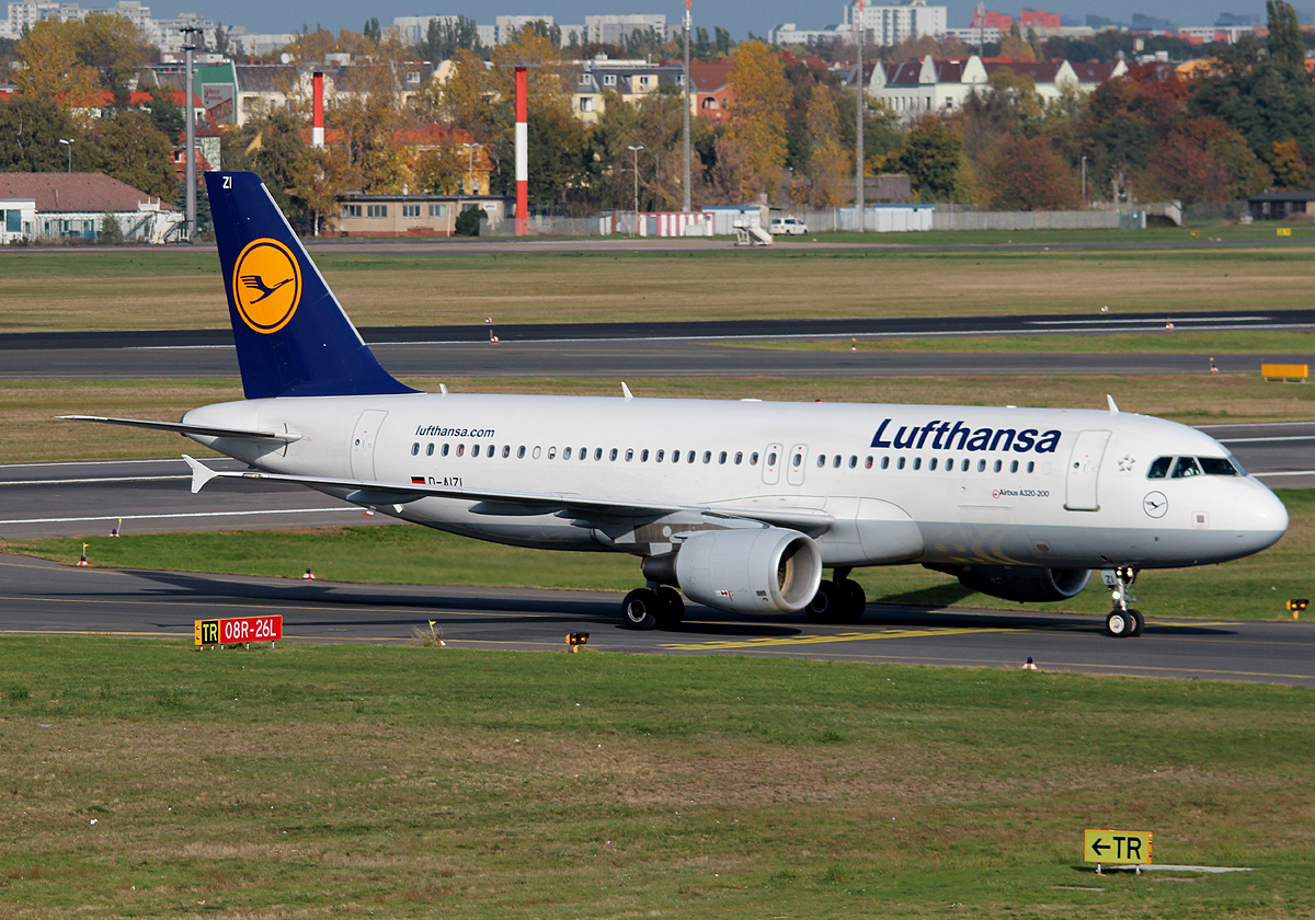 Lufthansa A 320-214 D-AIZI bei der Ankunft in Berlin-Tegel am 19.10.2013