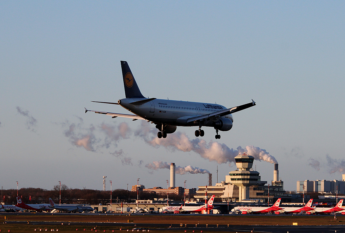 Lufthansa A 320-214 D-AIZM bei der Landung in Berlin-Tegel am 08.02.2015