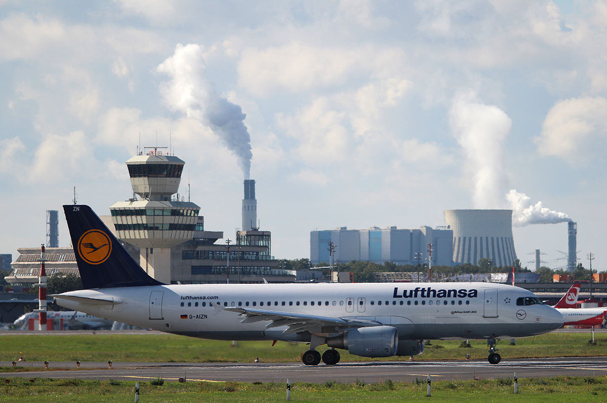 Lufthansa A 320-214 D-AIZN kurz vor dem Start in Berlin-Tegel am 28.09.2013