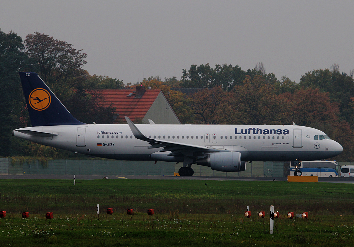 Lufthansa A 320-214 D-AIZX kurz vor dem Start in Berlin-Tegel am 26.10.2014