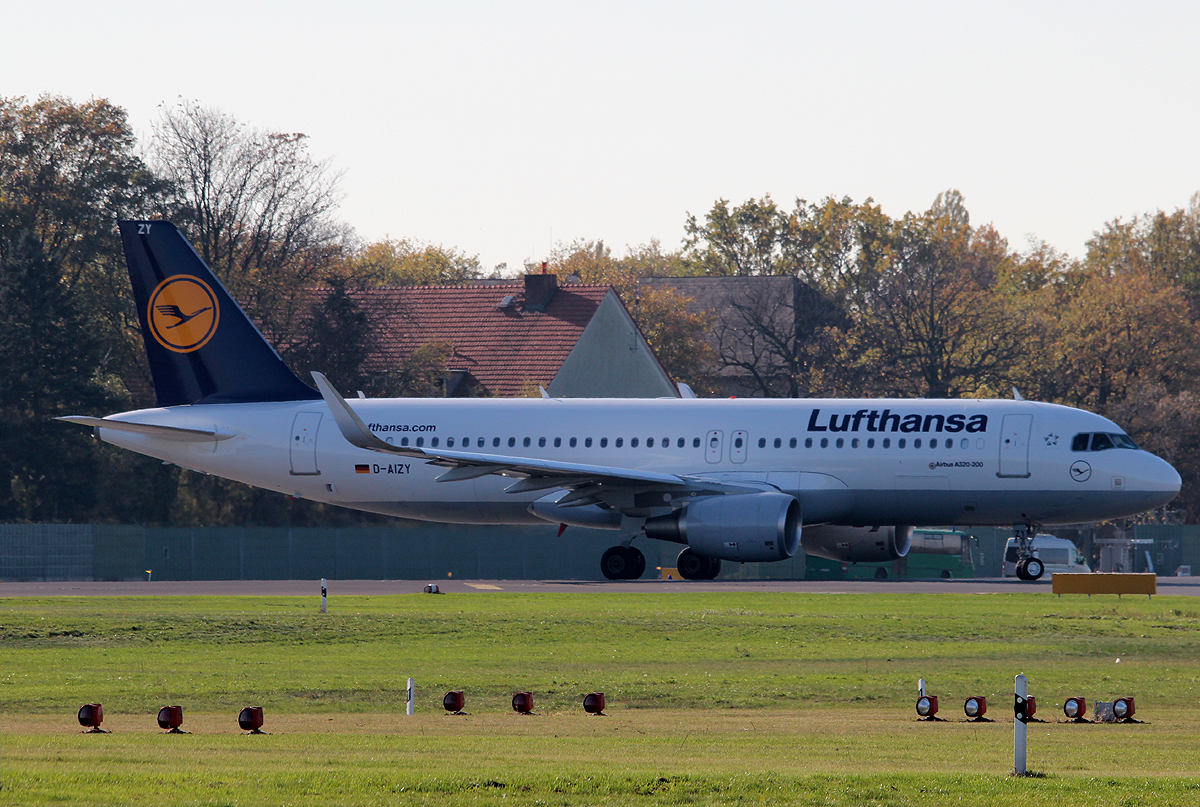 Lufthansa A 320-214 D-AIZY kurz vor dem Start in Berlin-Tegel am 31.10.2013