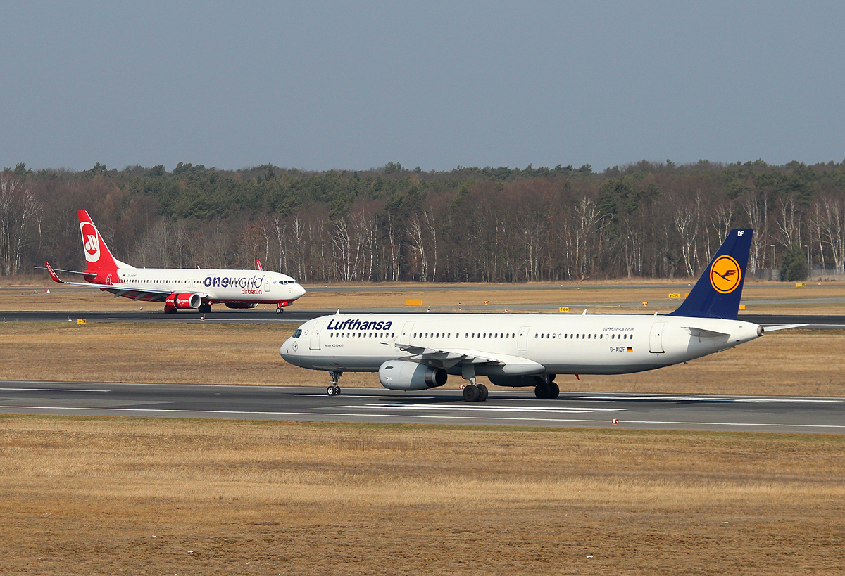 Lufthansa A 321-231 D-AIDF und Air Berlin B 737-86J D-ABMF am 14.04.2013 auf dem Flughafen Berlin-Tegel