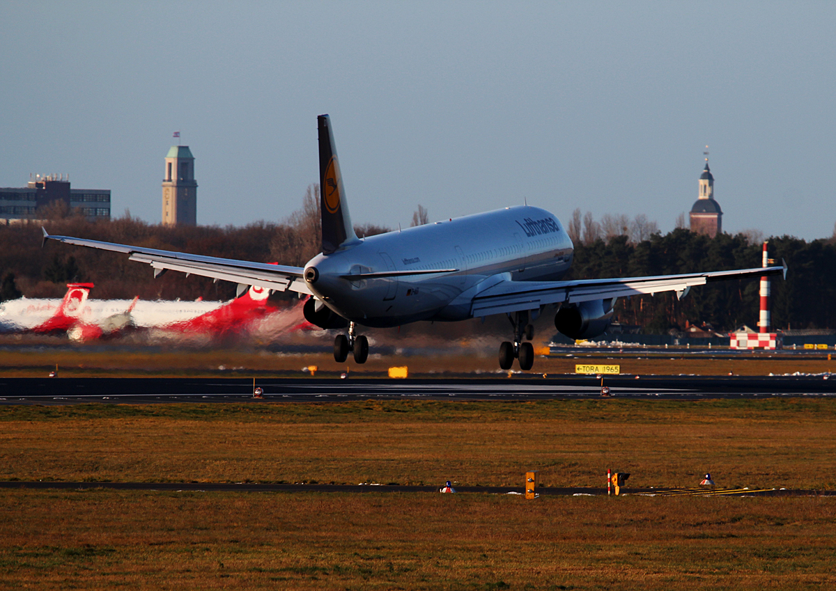 Lufthansa A 321-231 D-AIDI bei der Landung in Berlin-Tegel am 08.02.2015