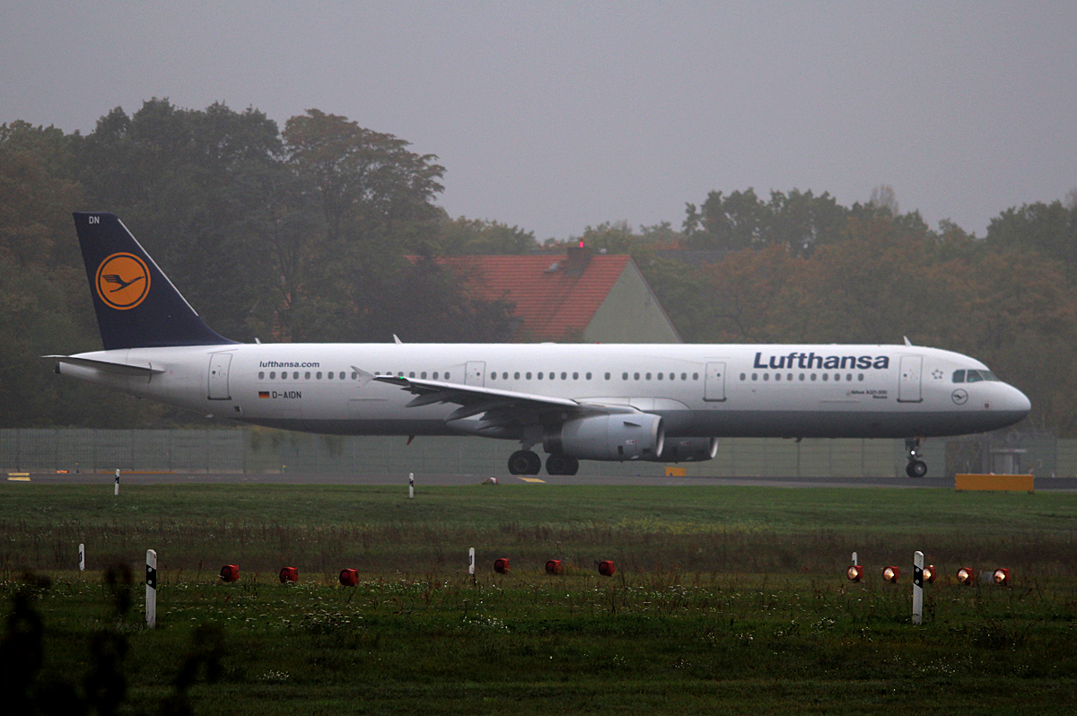 Lufthansa A 321-231 D-AIDN kurz vor dem Start in Berlin-Tegel an einem sehr nebligen 18.10.2014