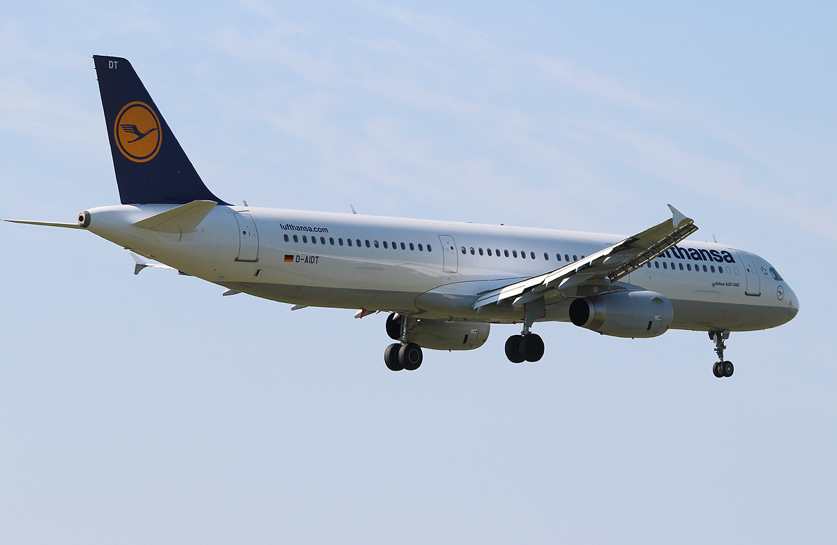Lufthansa A 321-231 D-AIDT bei der Landung in Berlin-Tegel am 05.05.2013