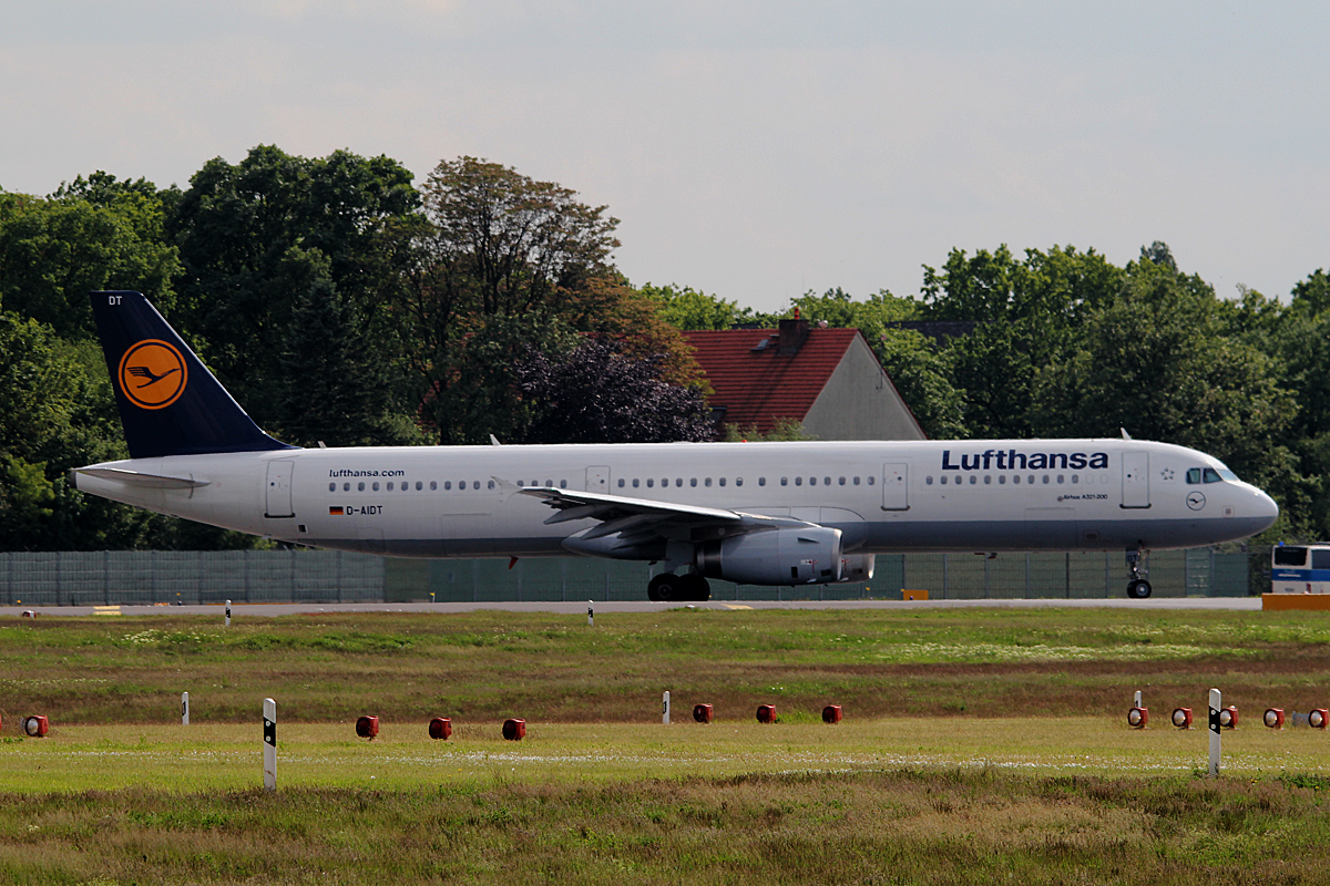Lufthansa A 321-231 D-AIDT kurz vor dem Start in Berlin-Tegel am 09.05.2014