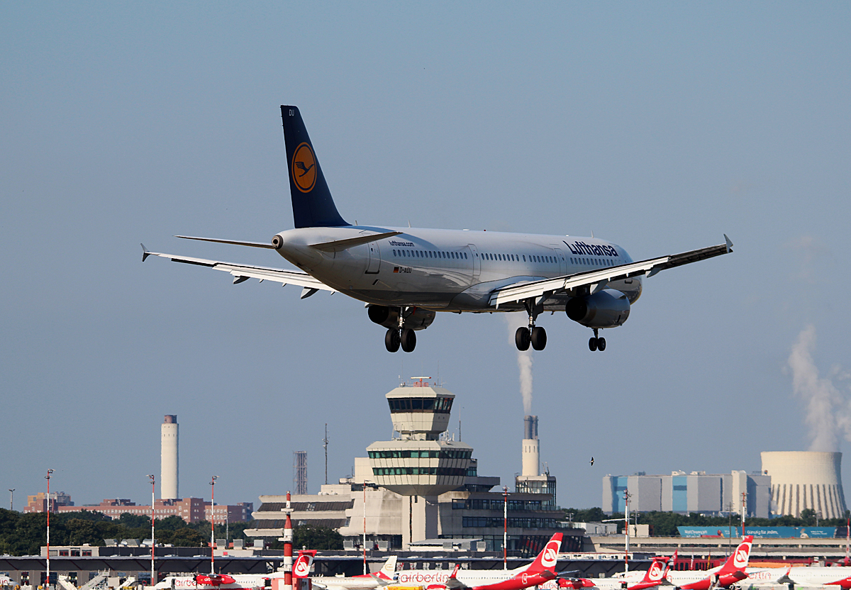 Lufthansa A 321-231 D-AIDU bei der Landung in Berlin-Tegel am 11.07.2015