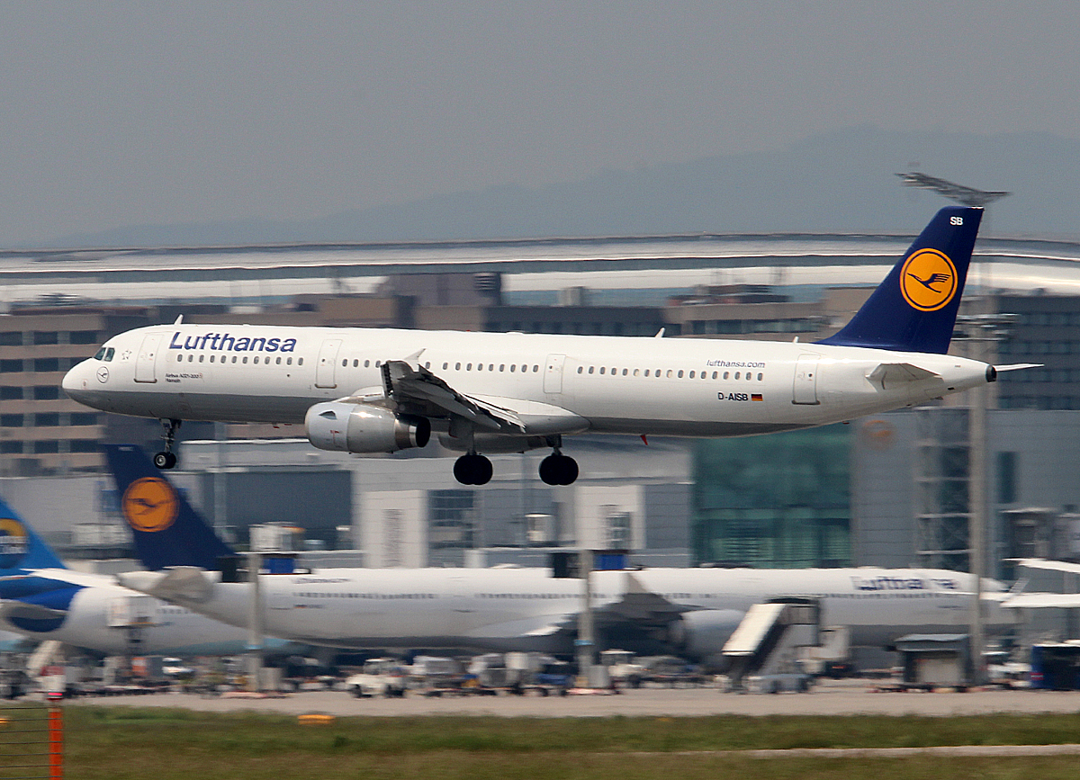 Lufthansa A 321-231 D-AISB bei der Landung in Frankfurt am 11.06.2013