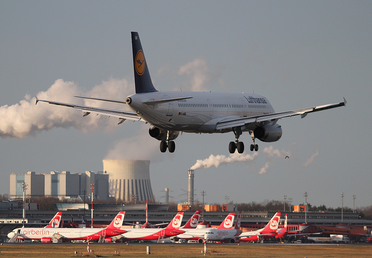 Lufthansa A 321-231 D-AISB bei der Landung in Berlin-Tegel am 08.02.2014