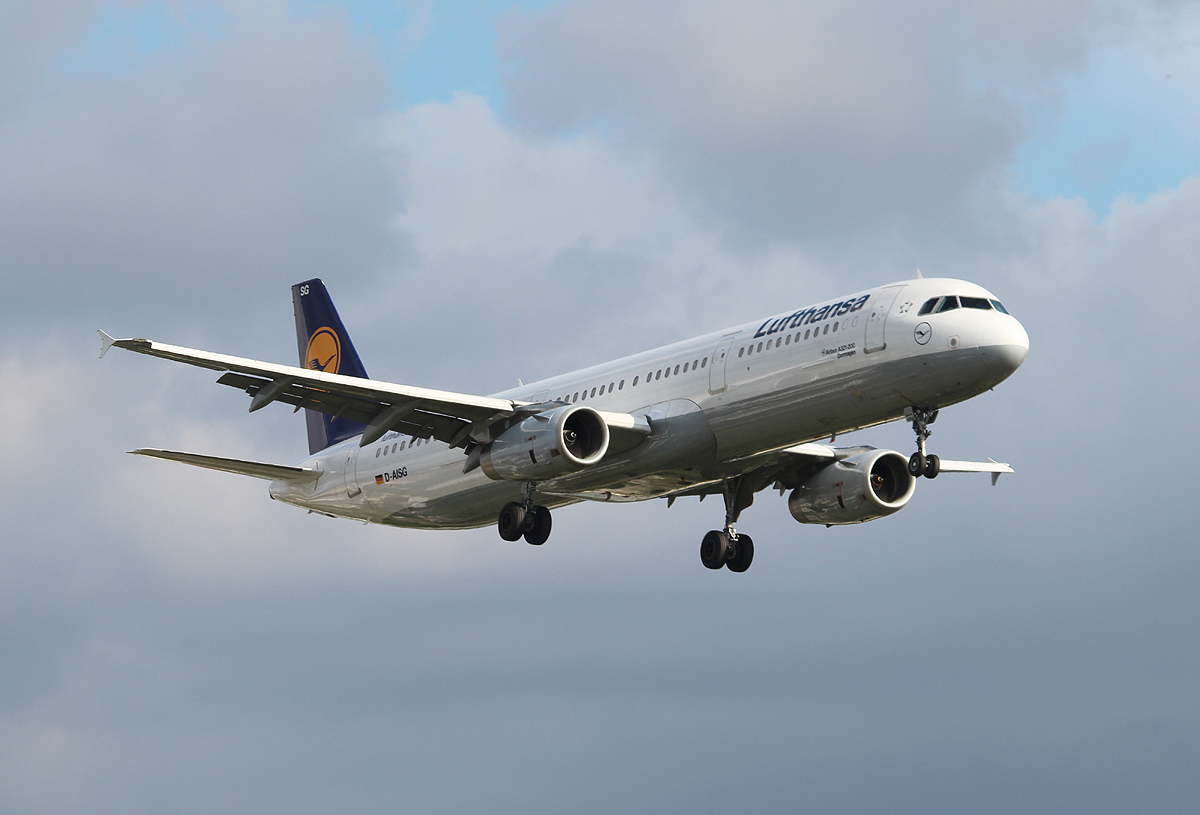 Lufthansa A 321-231 D-AISG  Dormagen  bei der Landung in Berlin-Tegel am 04.09.2013