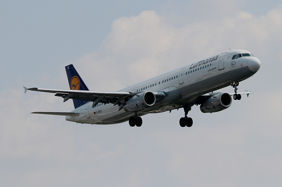 Lufthansa A 321-231 D-AISZ bei der Landung in Berlin-Tegel am 08.08.2014