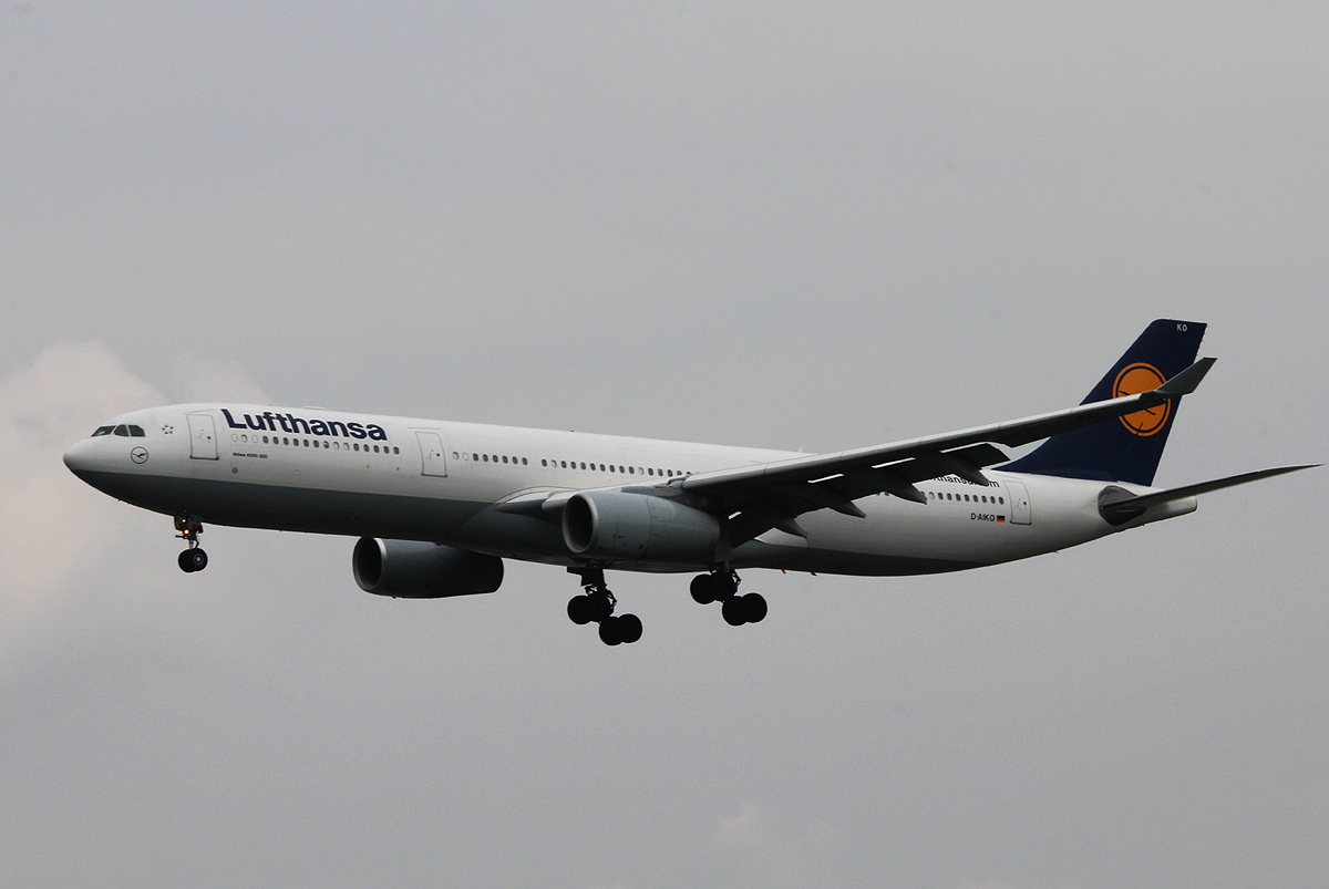 Lufthansa A 330-343X D-AIKO bei der Landung in Frankfurt am 11.06.2013