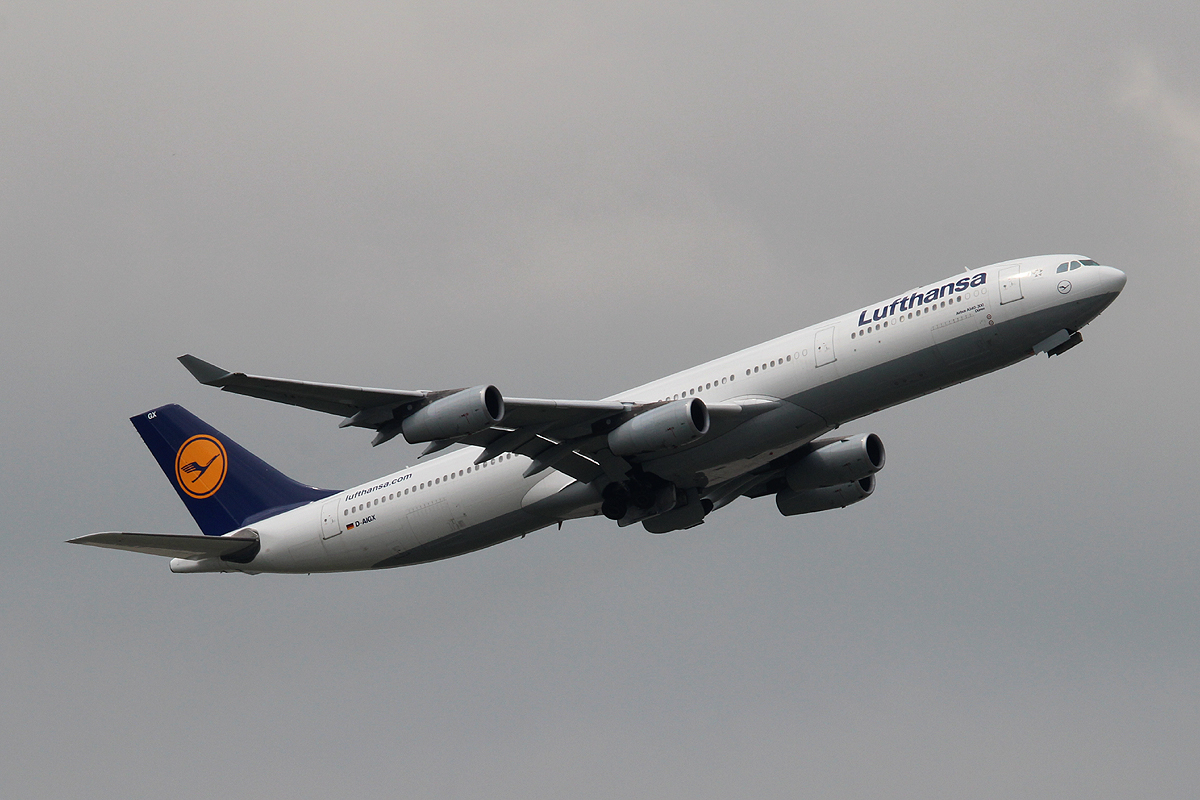Lufthansa A 340-313X D-AIGX  Dren  beim Start in Frankfurt am 10.06.2013