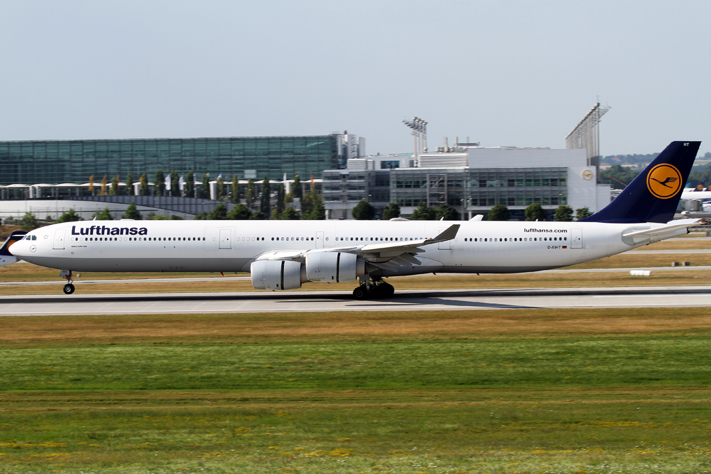 Lufthansa A340 600 bei der Landung kommend aus San Francisco. Aufgenommen am 23.07.2013 in Mnchen