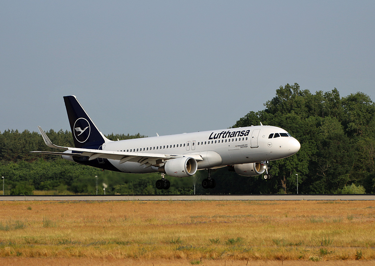 Lufthansa, Airbus A 320-214, D-AIWC  Memmingen . BER, 09.06.2023
