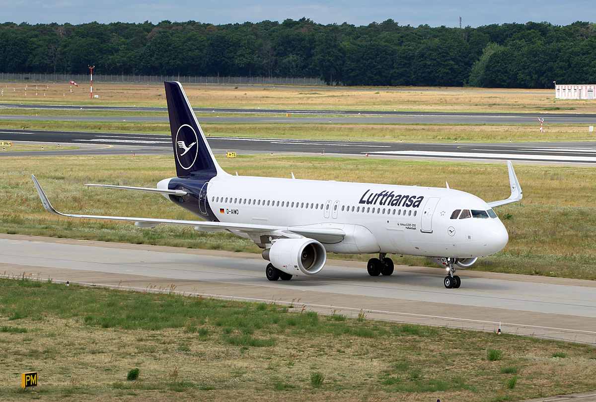 Lufthansa, Airbus A 320-214, D-AIWD  Halberstadt ,TXL, 05.07.2020