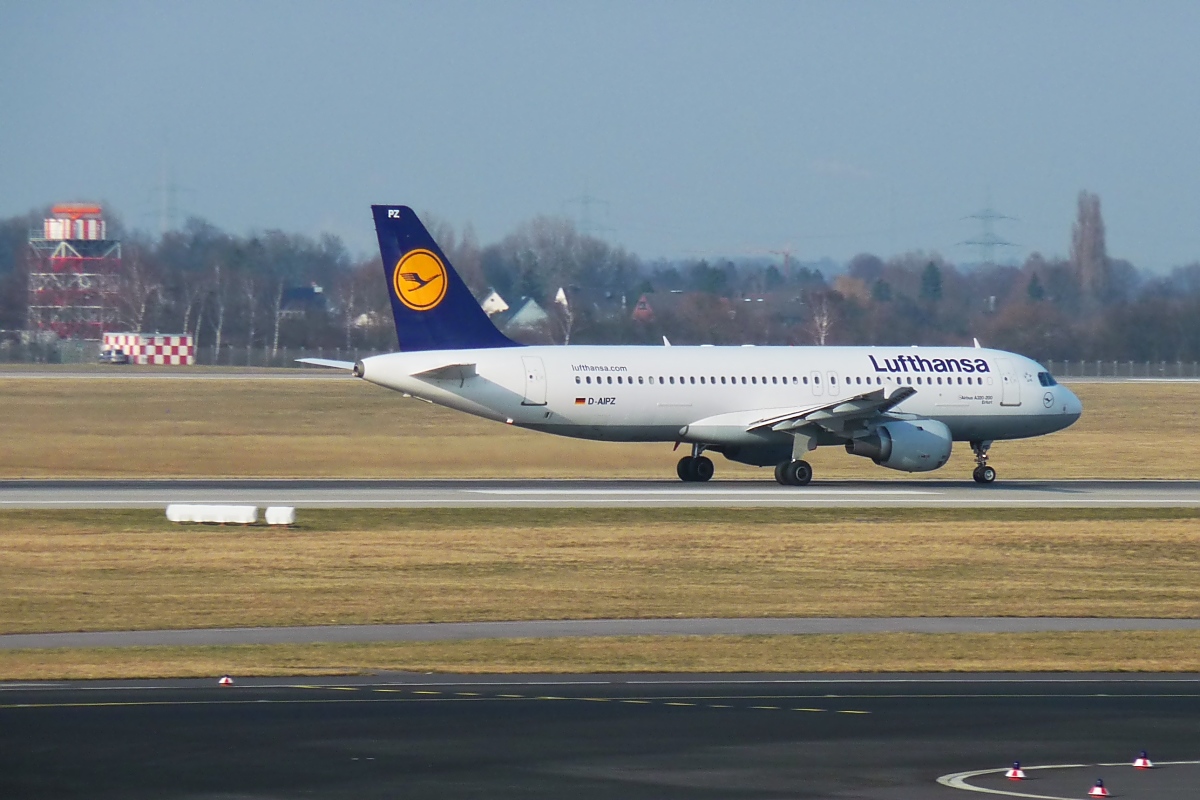 Lufthansa Airbus A320-200  Erfurt  D-AIPZ auf der Startbahn in DUS, 8.2.12