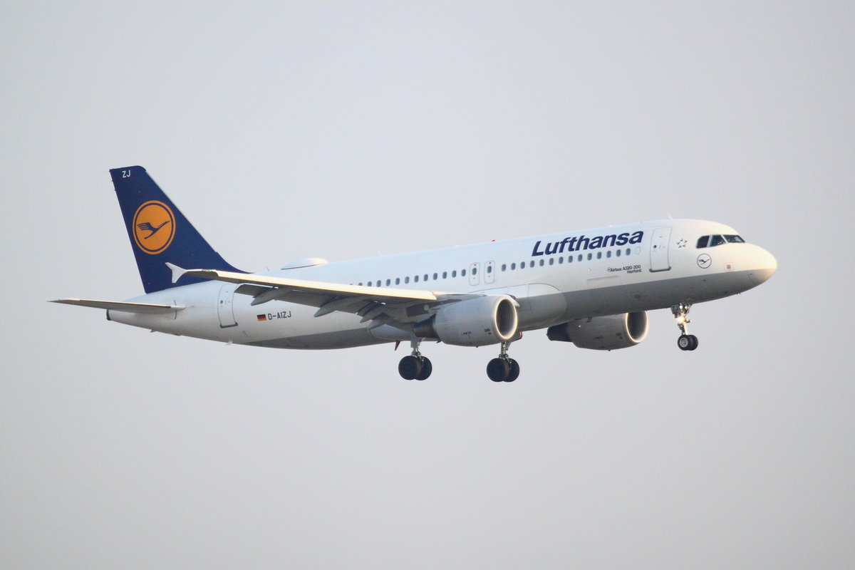 Lufthansa, Airbus A320-214, D-AIZJ 'Herford'. Aus München (MUC) kommend im Endanflug auf Köln-Bonn (CGN/EDDK) am 20.02.2018.