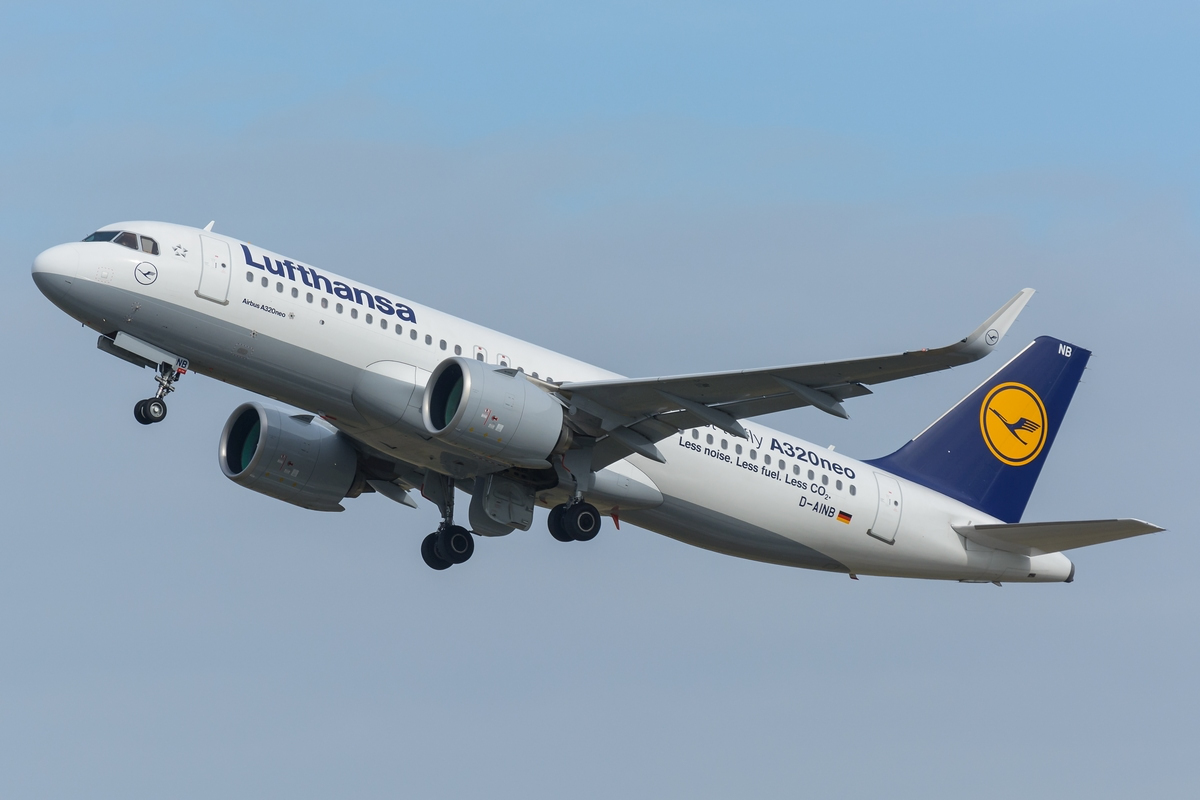 Lufthansa Airbus A320-271n(WL) D-AINB  First to fly A320neo Sticker  am 11.09.2016 in Düsseldorf.