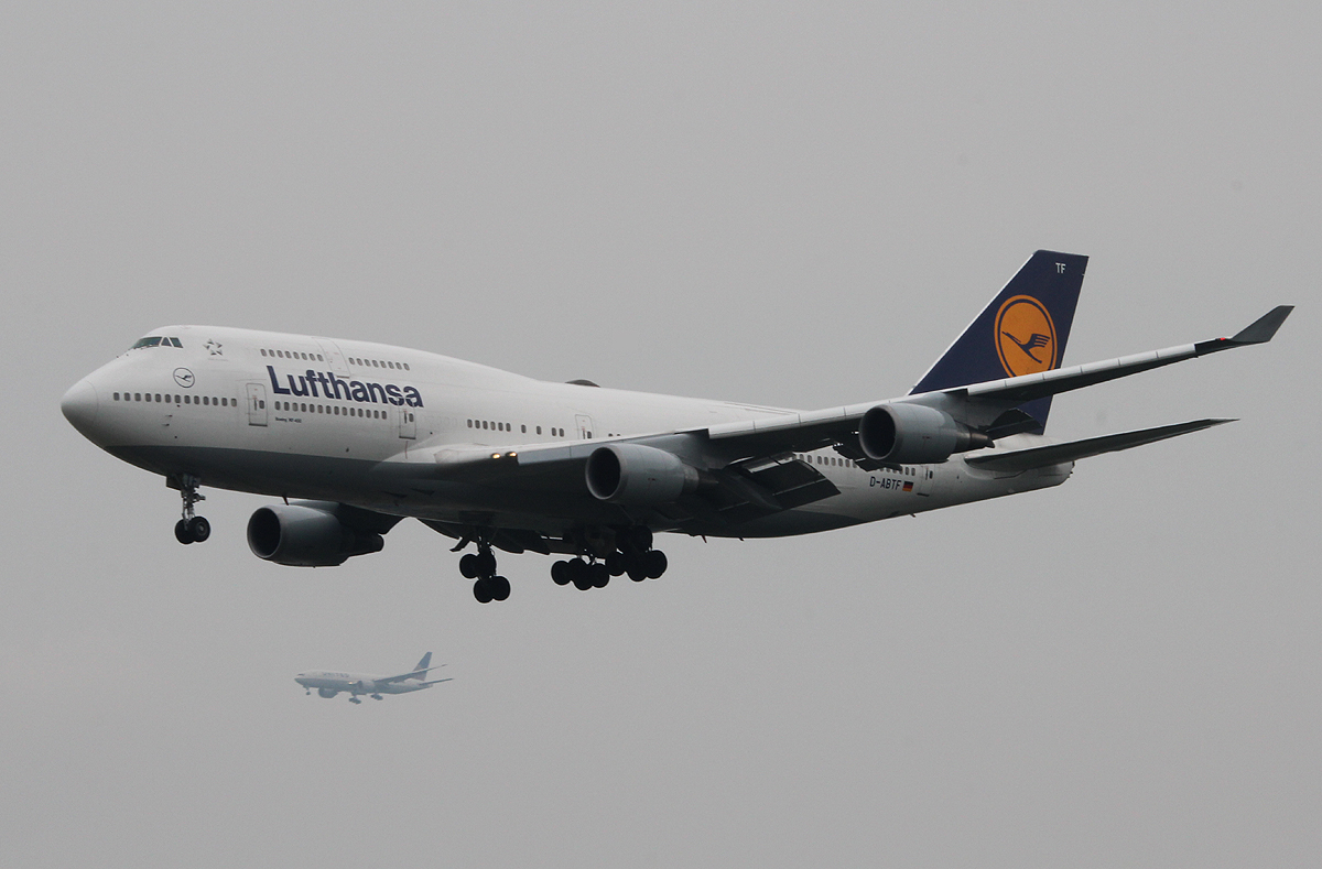 Lufthansa B 737-430(M) D-ABTF bei der Landung in Frankfurt am 11.06.2013