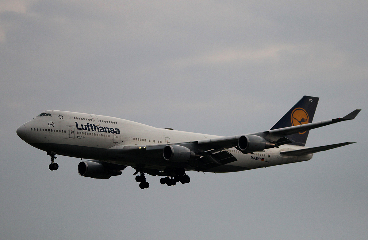Lufthansa B 747-430 D-ABVD  Bochum  bei der Landung in Frankfurt am frhen Morgen des 12.06.2013