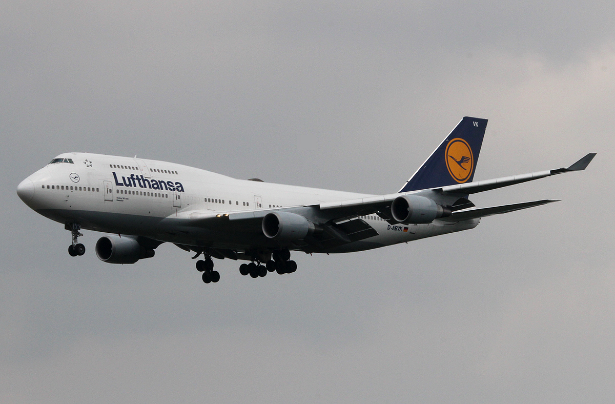 Lufthansa B 747-430 D-ABVK  Hannover  bei der Landung in Frankfurt am 11.06.2013