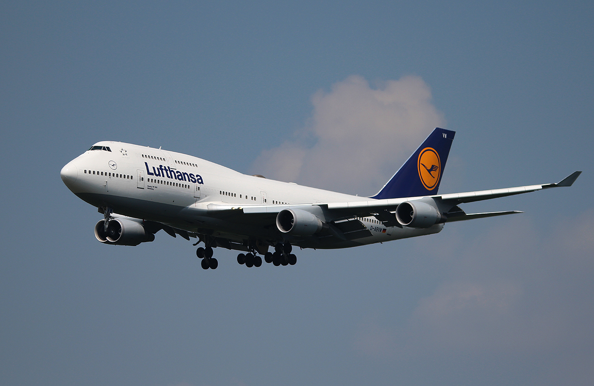 Lufthansa B 747-430 D-ABVW  Wolfsburg  bei der Landung in Frankfurt am 11.06.2013