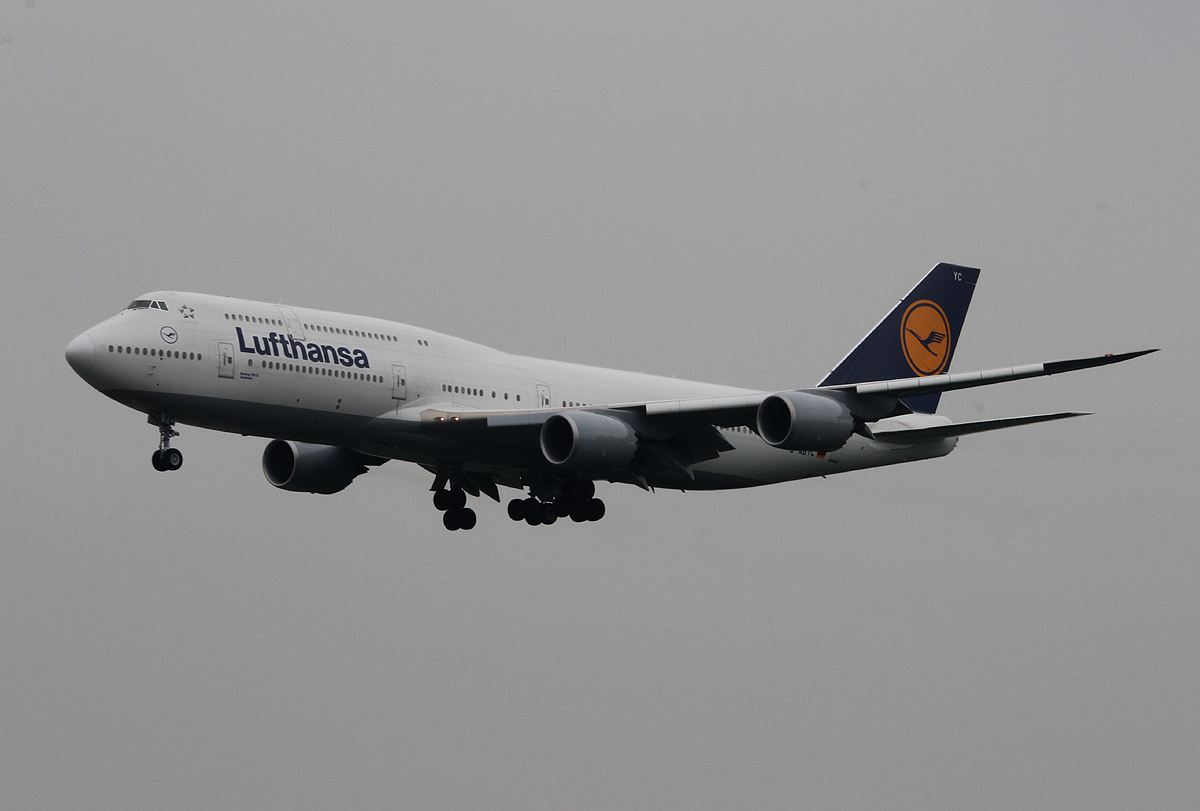 Lufthansa B 747-830 D-ABYC  Sachsen  bei der Landung in Frankfurt am 11.06.2013