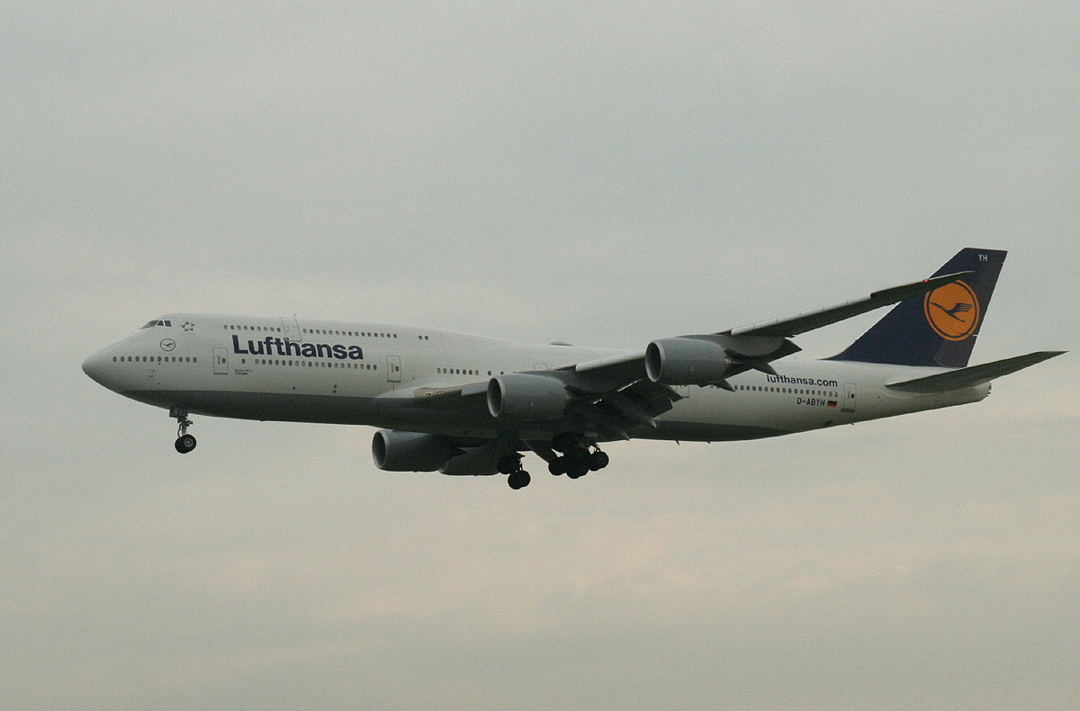 Lufthansa B 747-830 D-ABYH  Thringen  bei der Landung in Frankfurt am frhen Morgen des 12.06.2013