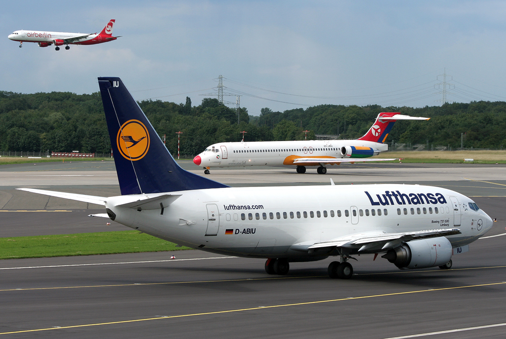 Lufthansa B737-500 D-ABIU, DAT MD-87 OY-JRU & Air Berlin A-321 D-ALSA an der 23L / R in DUS / EDDL / Düsseldorf am 30.06.2011