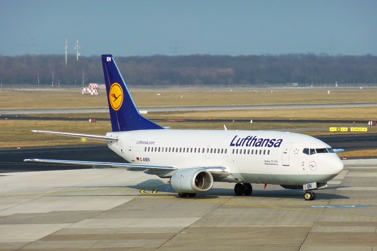 Lufthansa Boeing 737-330 D-ABEN (fliegt auch tagsber) in DUS, 8.2.12